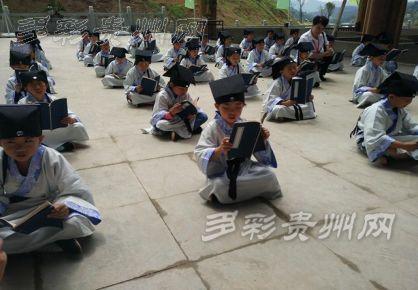 贵州六盘水一国学馆开馆 “汉服爷爷”走红网络(图2)