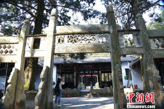 书院傍山而建，一簇楼阁庭园尽在古木的掩映之中，书院建筑美观大方。　姜涛 摄