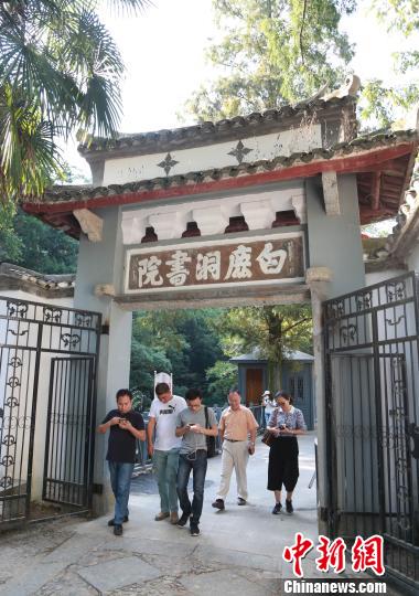 白鹿洞书院大门是一座双层飞檐单门，门上高悬明正德年间李梦阳手书的“白鹿洞书院”横额。　姜涛 摄