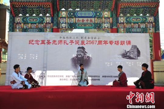 学生正在朗诵 张帆 摄