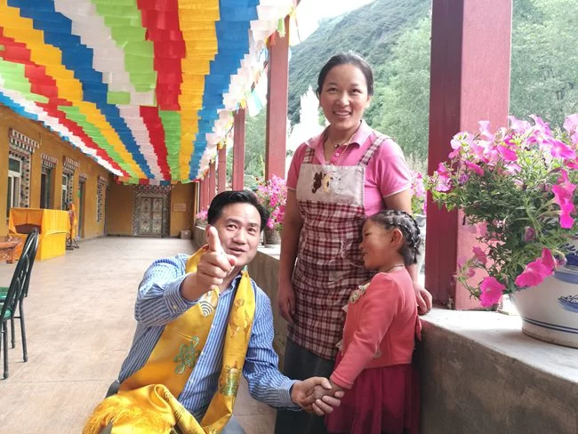 德国前总统武尔夫是如何喝上神沟九寨红的?(图6) 全球中小企业联盟秘书长曹方与“神沟九寨红”基地的藏族朋友合影