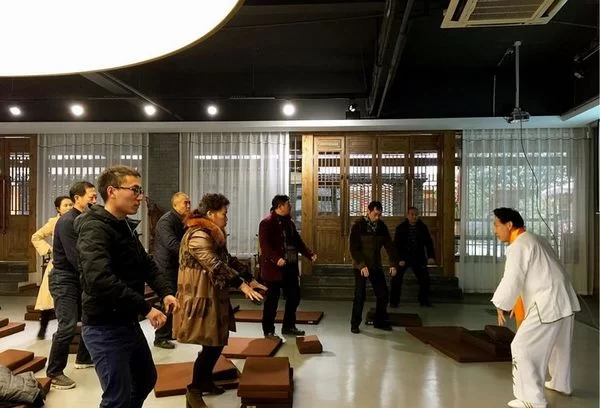 中华五环养生长寿功首期初级班在成都三丰太极堂圆满落幕(图4) 现场教学