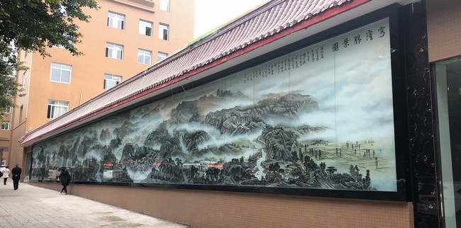 书痴者文必工,艺痴者技必良——观卜玺山壁画《穹窿胜景图》(图1) 卜玺山创作的壁画《穹窿胜景图》