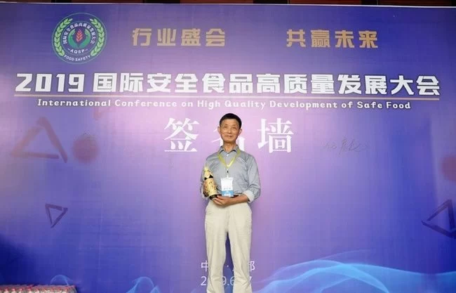 纯大豆酿造的酱油品质远远高于使用脱脂大豆生产的酱油(图2) 纯大豆酿造的酱油品质远远高于使用脱脂大豆生产的酱油(图2)